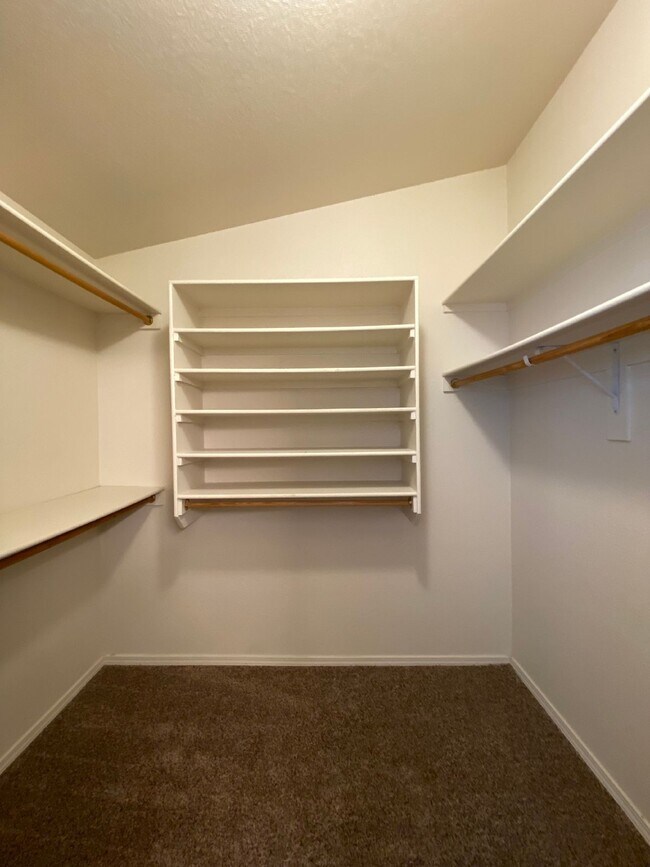 Building Photo - Northern Meadows - 3BR 2 Story - LOFT