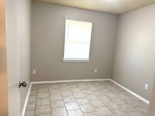 Building Photo - 6475 Yorkshire Rd