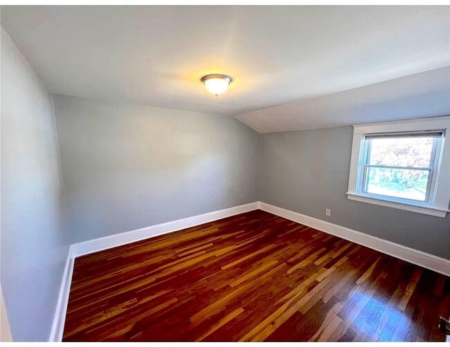 Building Photo - 348 Market St