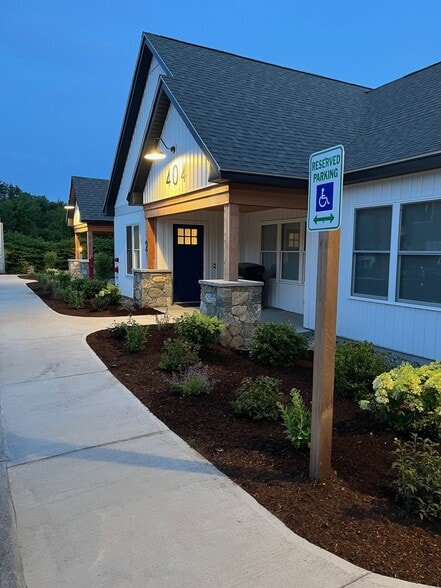 Building Photo - 404 Main St