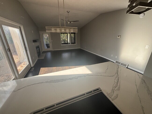 Building Photo - Beautiful 2-bedroom Condo