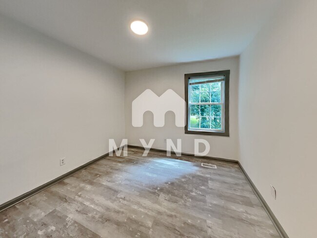 Building Photo - 1600 Poole Rd Unit B