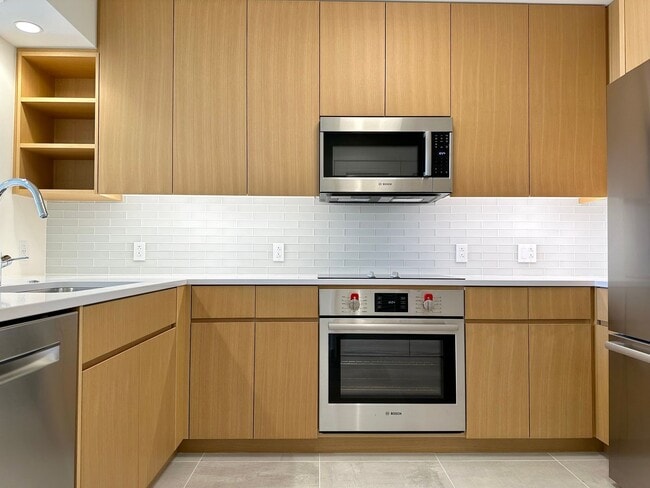 Building Photo - Resort style living at SKY 1/1/1