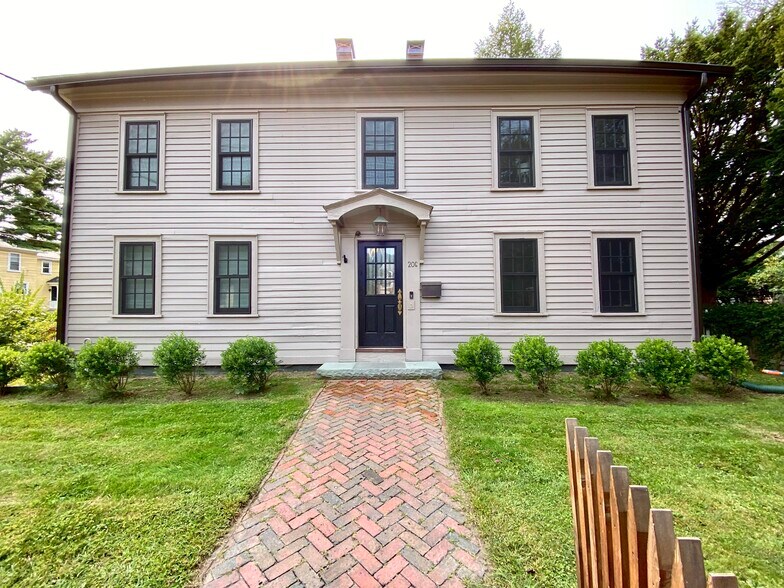 Building Photo - 206 Elm St