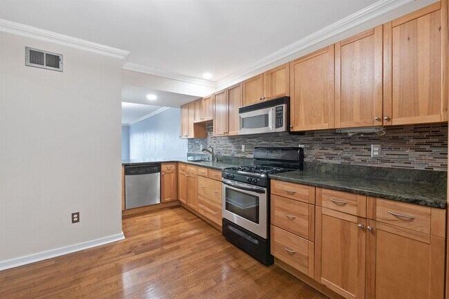 Building Photo - 18 SKYVIEW Ter