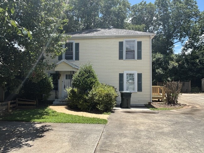 Building Photo - 852 Cherry Rd
