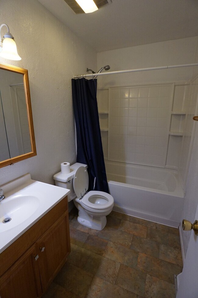 Building Photo - Cute Townhome off Kipling and 285!!