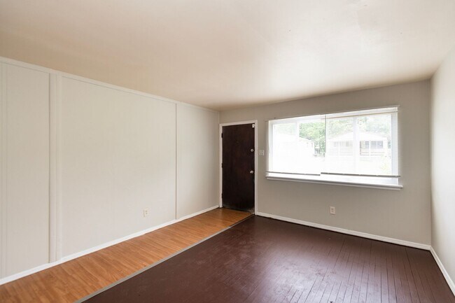 Building Photo - Lovely 3 Bedroom, 1 Bathroom Home
