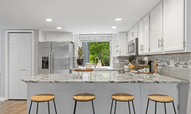 Building Photo - Kent East hill Condo townhome in Village at Single Creek - 3 bedroom 2.5 bath and 2 car garage. A...