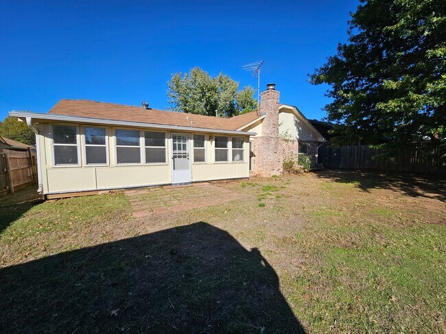 Building Photo - (3) Bed/(2) Bath Avail NOW! Oakhurst Addition!