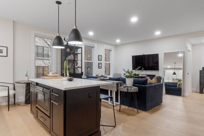 Building Photo - 320 Maverick St