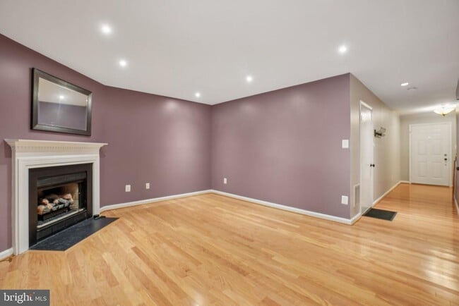 Building Photo - 1253 Quaker Hill Dr