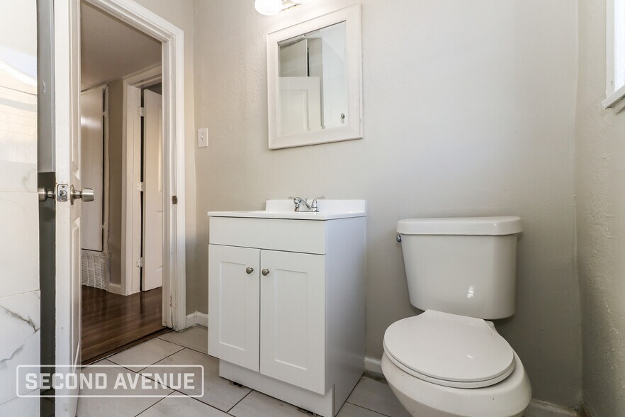 Building Photo - 5911 Kenilwood Dr