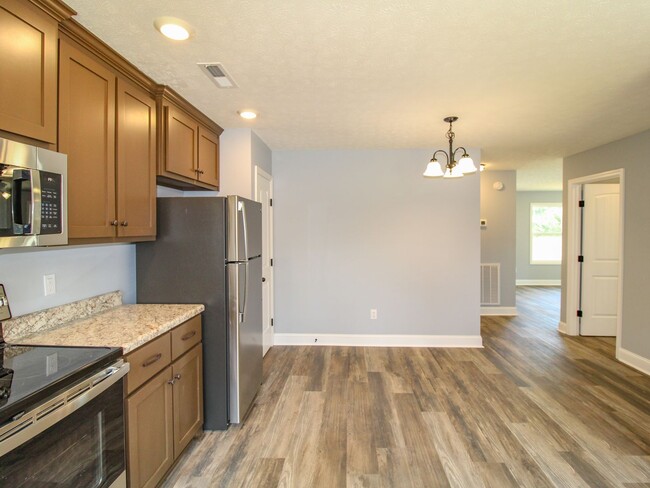Building Photo - Great Location close to Athens!
