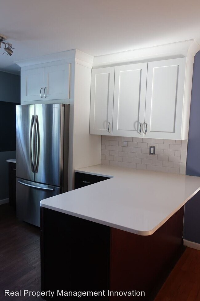 Building Photo - 4 br, 2 bath House - 221 E Hawthorne Avenue