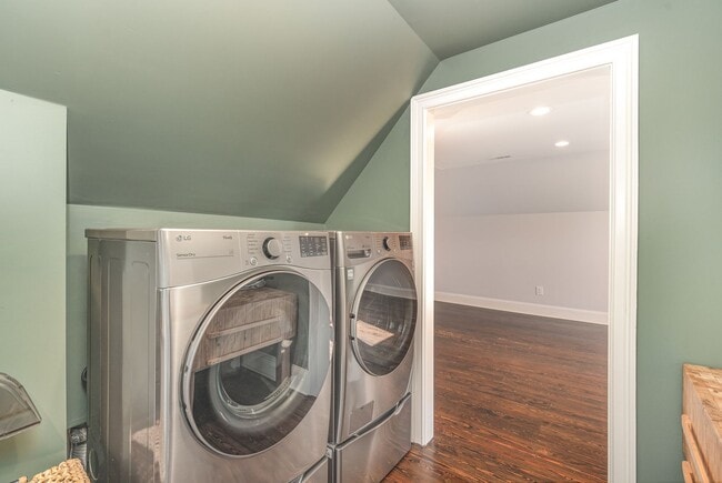 Building Photo - Charming Renovated East Nashville Home wit...