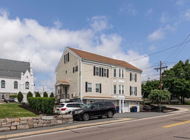 Building Photo - 143 Village St