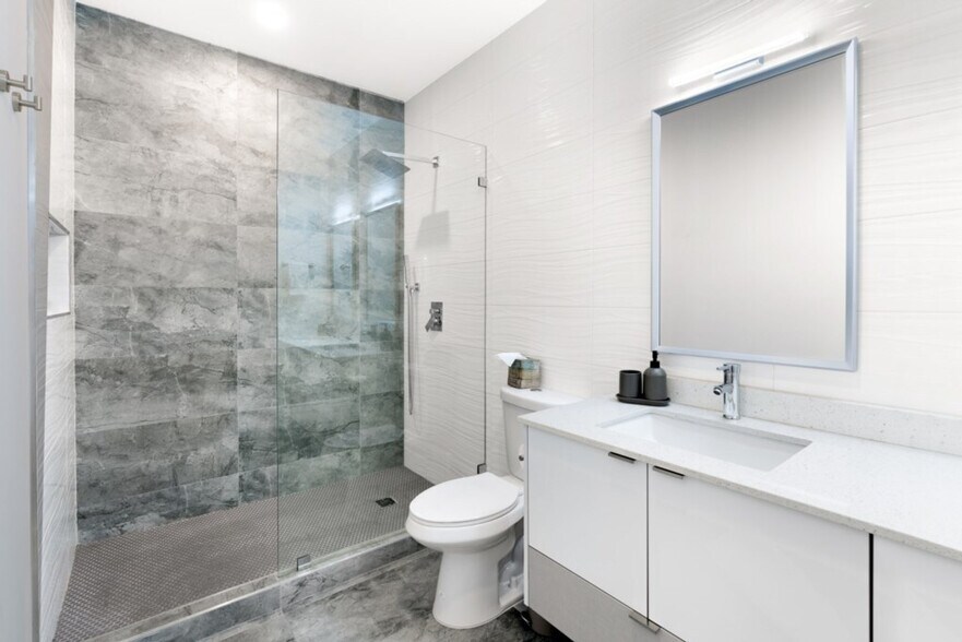 Building Photo - 826 SW 14th Ct