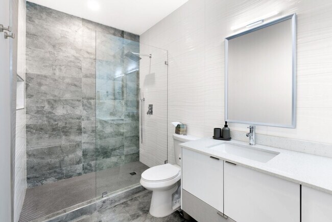 Building Photo - 826 SW 14th Ct