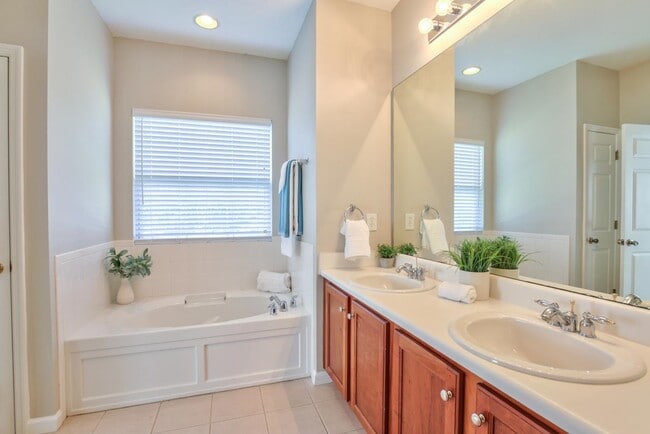 Building Photo - 4150 Four Oaks Blvd