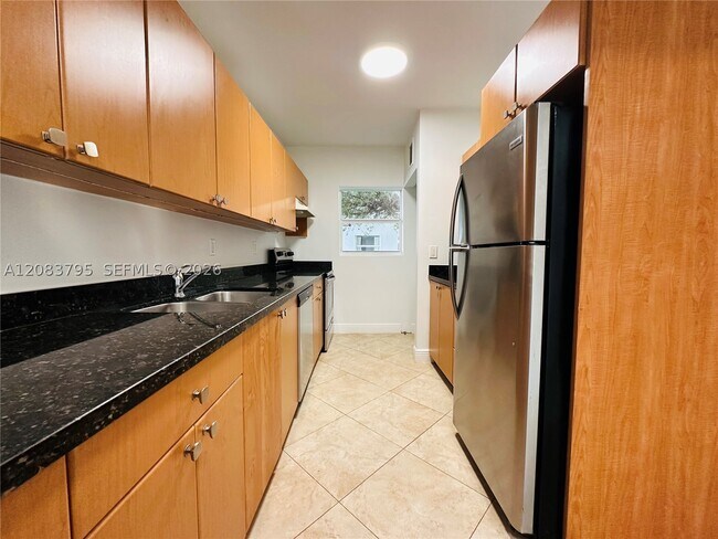 Building Photo - 946 Bay Dr E