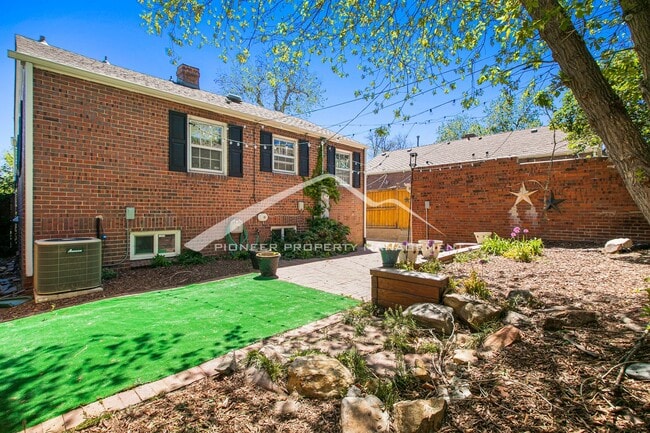 Building Photo - Beautiful Home With Central A/C and Enclosed Backyard