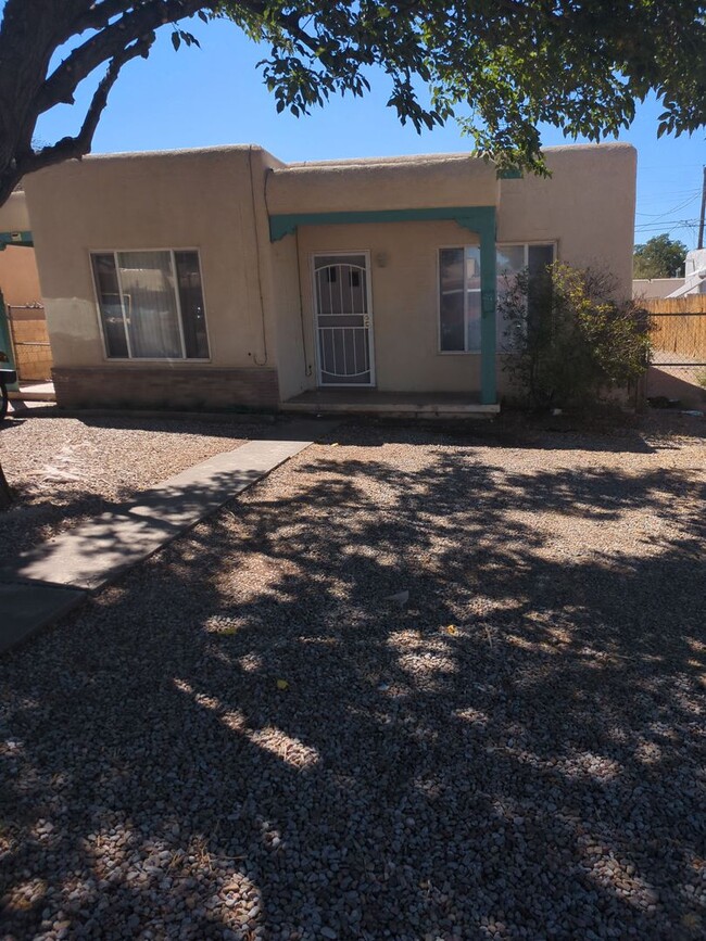 Building Photo - One bedroom duplex with a Garage