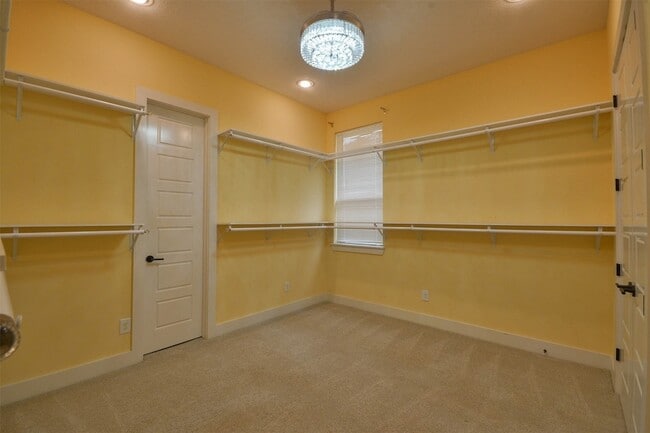 Building Photo - 5911 Vineyard Creek Ln