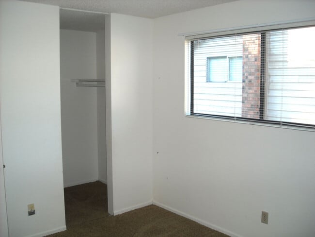 Building Photo - Two Bedroom Townhouse in South Salem