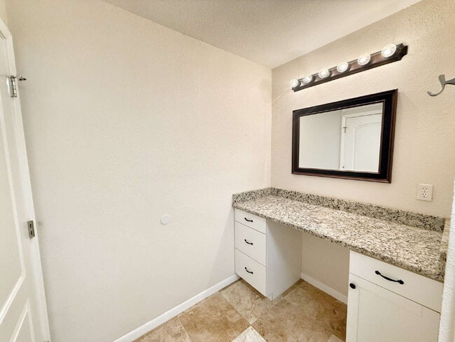 Building Photo - Charming 3-Bedroom Home with Spacious Layo...
