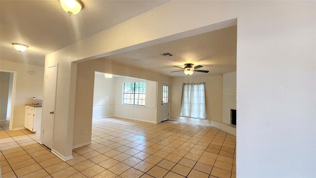 Building Photo - 2702 Foliage Green Dr