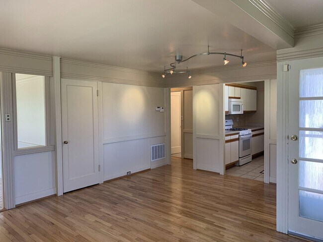 Building Photo - Evolve Real Estate: Available 6/6/2026! Quaint 3 Bedroom Ranch with Huge Yard in University Hills...