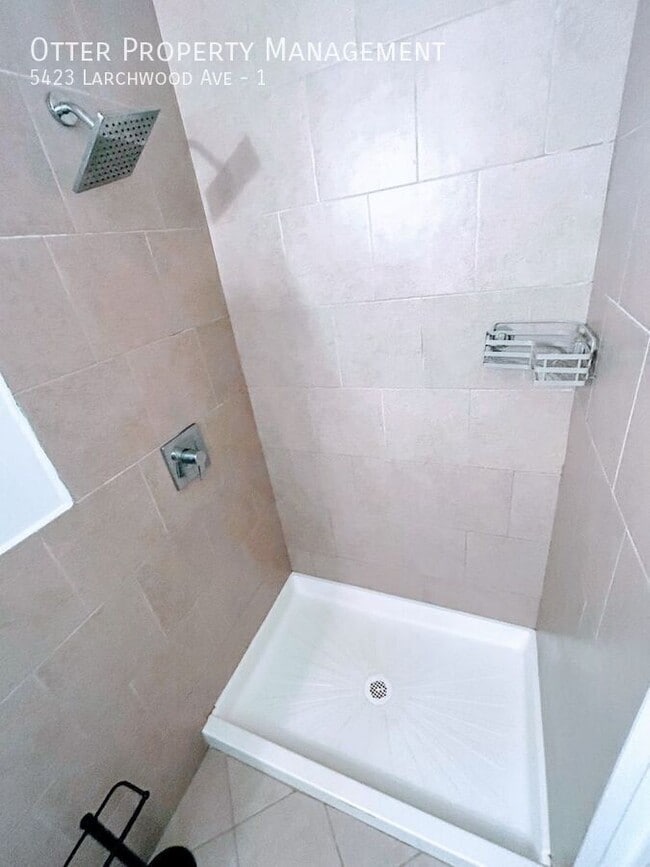 Building Photo - 5423 Larchwood Ave