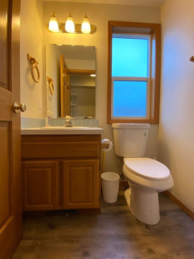 Building Photo - Spacious & Updated 4 Bedroom 2.5 Bath In H...