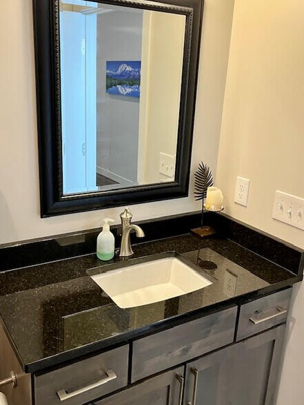 Building Photo - 624 E 1st St