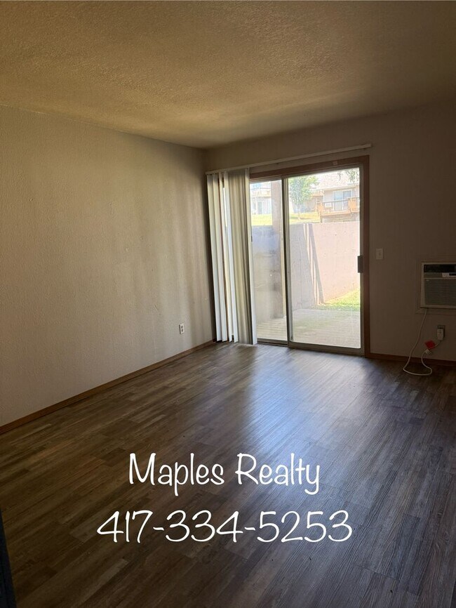 Building Photo - King Suite with Kitchenette!