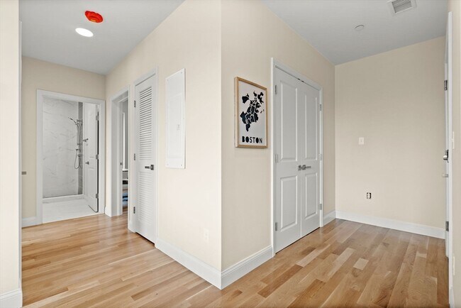 Building Photo - 16 Taber St