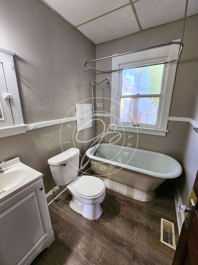 Building Photo - 1200 Sq foot lower duplex! Tons of space and character! Water included!