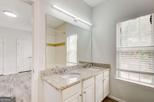 Building Photo - 2470 Stonegate Dr