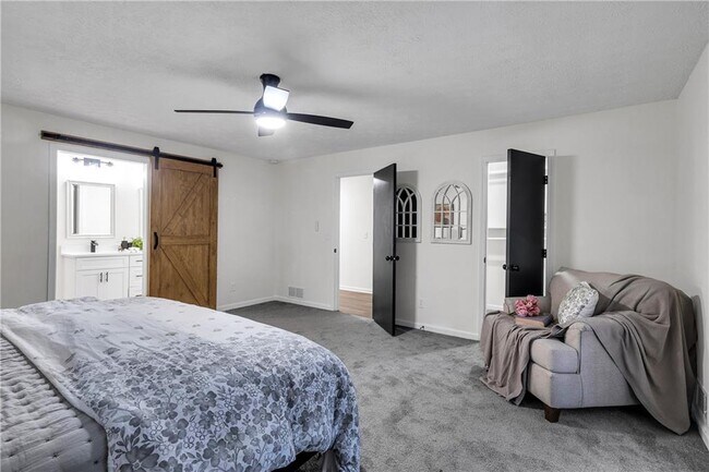 Building Photo - 6881 Hickory Hollow Dr