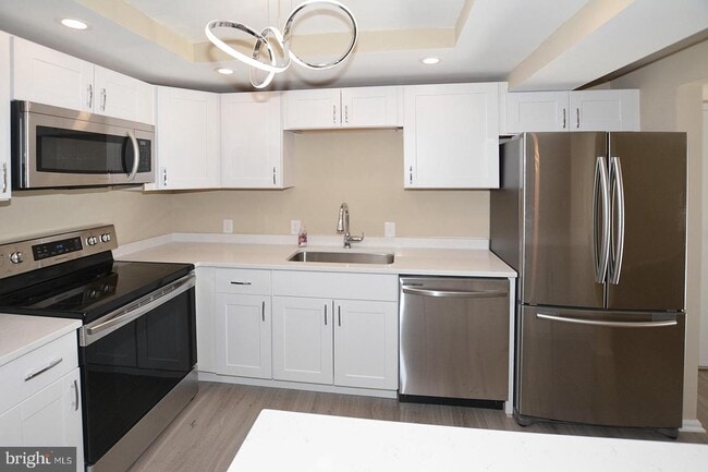 Building Photo - 7621 Provincial Dr