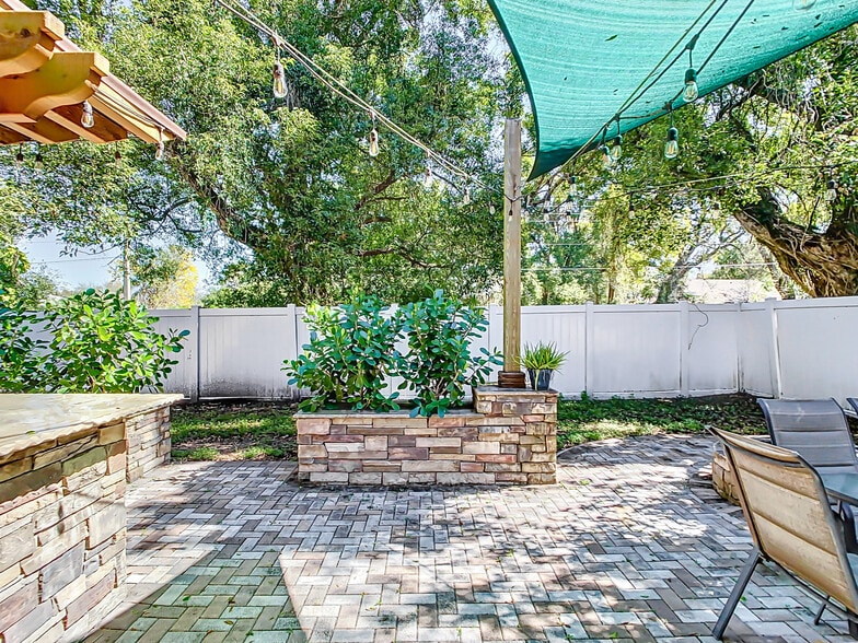 Planters - 1503 Wise Ave