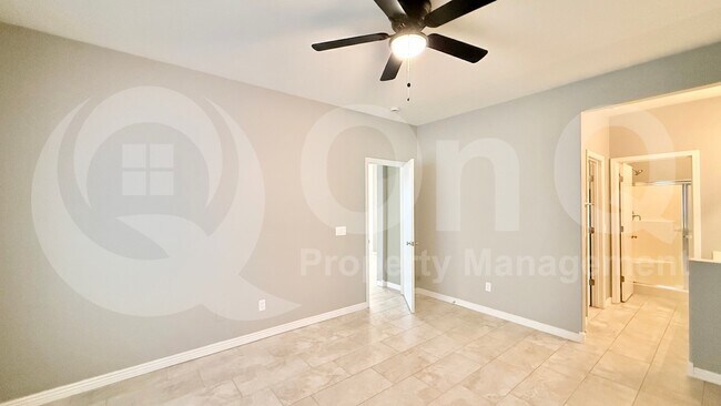 Building Photo - 805 S Sycamore