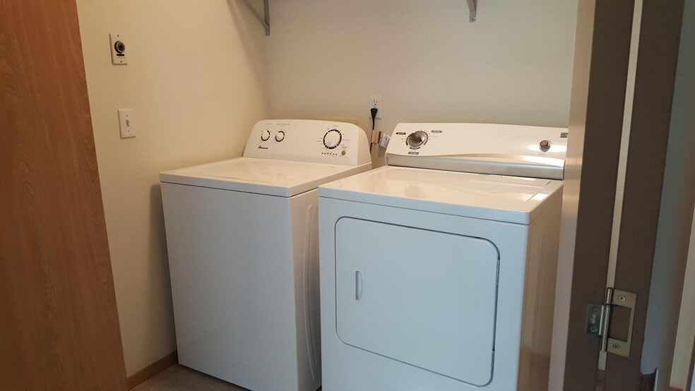 Building Photo - 450 NW Parr Dr