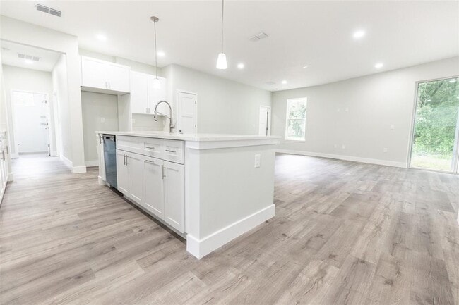 Building Photo - 200 Bridle Path