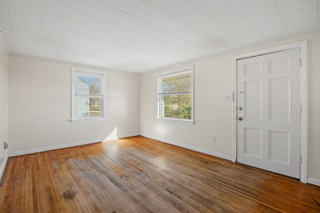 Building Photo - Charming 3 Bedroom Rancher in Lakeside