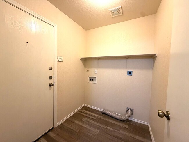 Building Photo - Lovely 3 Bedroom 2.5 Bath with easy access to shopping, schools, I-1604, I-410, Hwy 151, SeaWorld...