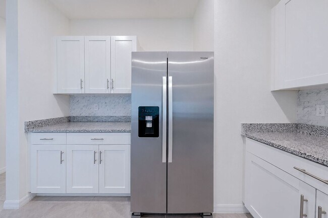 Building Photo - Like-New End-Unit 3 Bedroom Townhome