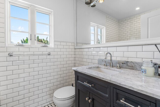 Building Photo - 306 Cordova Rd