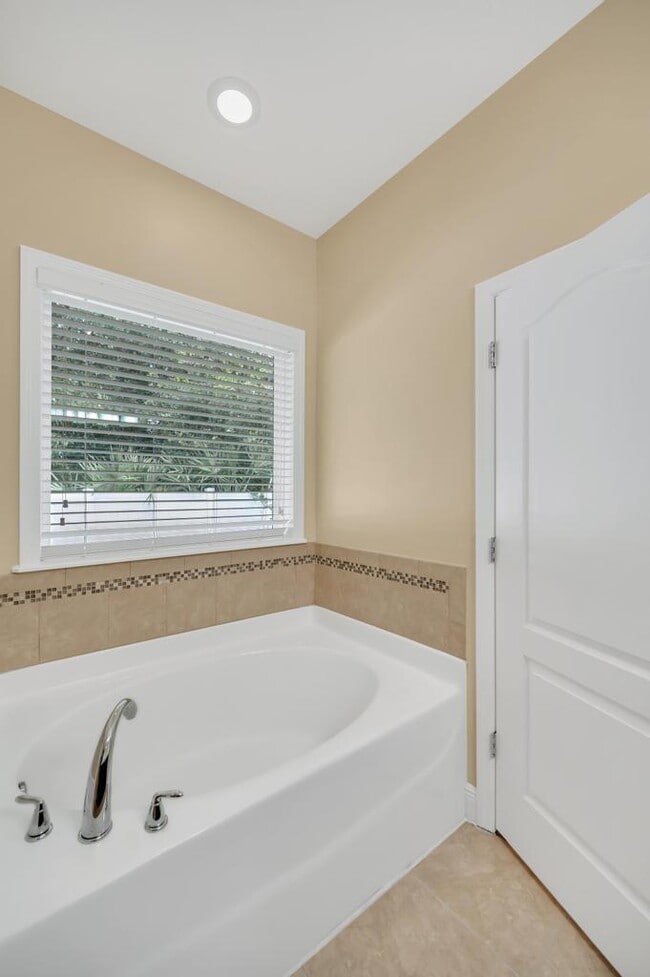 Building Photo - 5335 NW Wisk Fern Cir